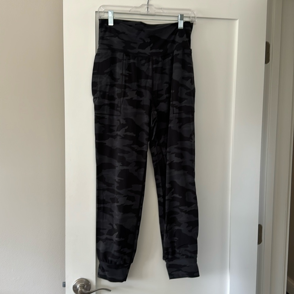 Athleta camo joggers size Medium